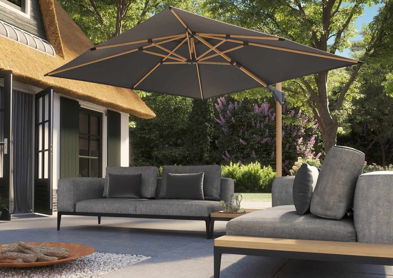 диван и садовый зонт